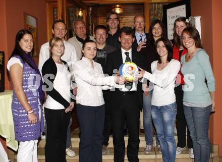 Volleyball Bundesliga. Saisonabschlussfeier ATSC Wildcats. Kerstin Pichler, Kristina Thurner, Maja Praeprost, Lina Gorbach, Anna Hoedl, Samira Mauch, Lauren Evans, Co-Trainer Luca Tarantini, Trainer Helmut Voggenberger, Erwin Dorfer, Buergermeister Christian Scheider. Klagenfurt, am 23.4.2009.
Foto: Kuess 
---
pressefotos, pressefotografie, kuess, qs, qspictures, sport, bild, bilder, bilddatenbank