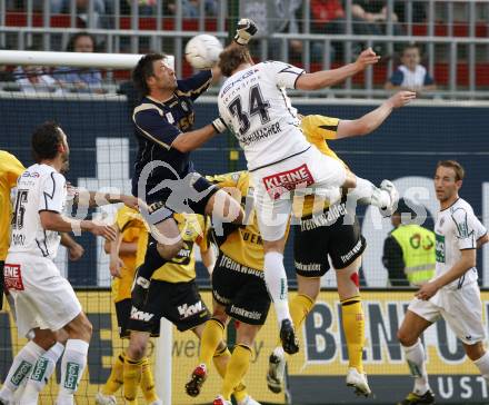 Fussball. Tipp3-Bundesliga. SK Austria Kelag Kaernten gegen SCR Altach. Schumacher, (Austria Kaernten), Josef Schicklgruber (Altach). Klagenfurt, 25.4.2009. 
Foto: Kuess

---
pressefotos, pressefotografie, kuess, qs, qspictures, sport, bild, bilder, bilddatenbank