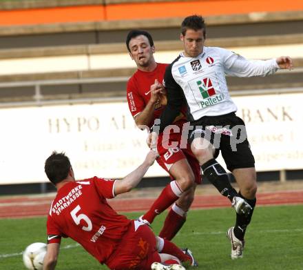 Fussball Regionalliga, WAC/St. Andrae gegen Voitsberg. Stueckler Stefan (WAC), Eccher Walther, Sauer Gernot (Voitsberg). Wolfsberg, 30.4.2009. 
Foto: Kuess

---
pressefotos, pressefotografie, kuess, qs, qspictures, sport, bild, bilder, bilddatenbank