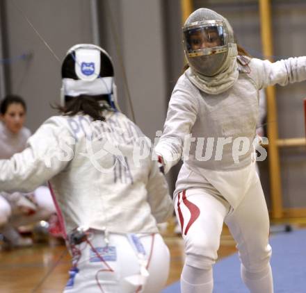 Fechten. Saebel Weltcup. Mariangela Postiglione (ITA), Laura Friedl (AUT). Klagenfurt, am 2.5.2009.
Foto: Kuess
---
pressefotos, pressefotografie, kuess, qs, qspictures, sport, bild, bilder, bilddatenbank