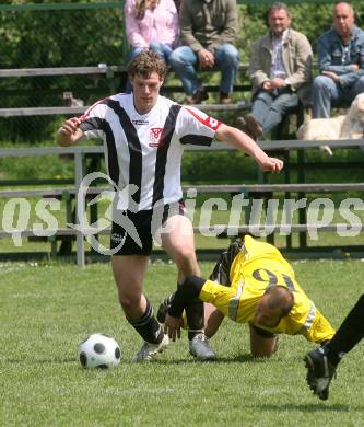 Fussball 1. Klasse B. SV Falle Maria Gail gegen ESV Admira Villach. Daniel Hohensasser (Maria Gail), Daniel Aichholzer (Admira Villach). Maria Gail, am 3.5.2009.
Foto: Kuess
---
pressefotos, pressefotografie, kuess, qs, qspictures, sport, bild, bilder, bilddatenbank