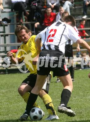 Fussball 1. Klasse B. SV Falle Maria Gail gegen ESV Admira Villach. Duro Mijic (Maria Gail), Andre Hubert Winkler (Admira Villach). Maria Gail, am 3.5.2009.
Foto: Kuess
---
pressefotos, pressefotografie, kuess, qs, qspictures, sport, bild, bilder, bilddatenbank