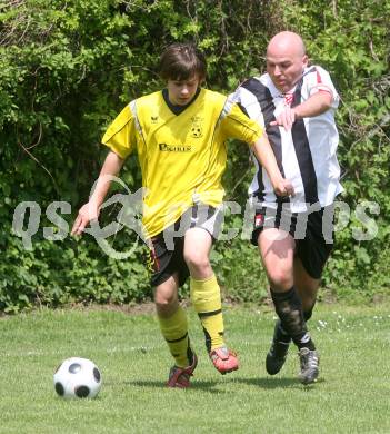 Fussball 1. Klasse B. SV Falle Maria Gail gegen ESV Admira Villach. Andre Croatto (Maria Gail), Daniel Aichholzer (Admira Villach). Maria Gail, am 3.5.2009.
Foto: Kuess
---
pressefotos, pressefotografie, kuess, qs, qspictures, sport, bild, bilder, bilddatenbank