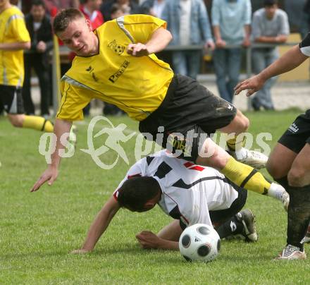 Fussball 1. Klasse B. SV Falle Maria Gail gegen ESV Admira Villach. Branko Hrvacanin (Maria Gail), Michael Fellner (Admira Villach). Maria Gail, am 3.5.2009.
Foto: Kuess
---
pressefotos, pressefotografie, kuess, qs, qspictures, sport, bild, bilder, bilddatenbank