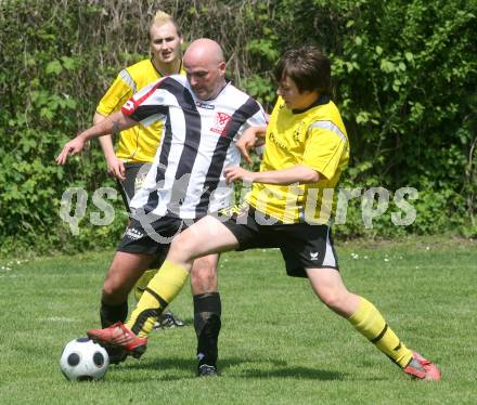 Fussball 1. Klasse B. SV Falle Maria Gail gegen ESV Admira Villach. Philipp Christian Stotz, Andre Croatto (Maria Gail), Daniel Aichholzer (Admira Villach). Maria Gail, am 3.5.2009.
Foto: Kuess
---
pressefotos, pressefotografie, kuess, qs, qspictures, sport, bild, bilder, bilddatenbank