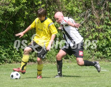 Fussball 1. Klasse B. SV Falle Maria Gail gegen ESV Admira Villach. Andre Croatto (Maria Gail), Daniel Aichholzer (Admira Villach). Maria Gail, am 3.5.2009.
Foto: Kuess
---
pressefotos, pressefotografie, kuess, qs, qspictures, sport, bild, bilder, bilddatenbank