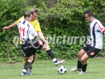 Fussball 1. Klasse B. SV Falle Maria Gail gegen ESV Admira Villach. Duro Mijic (Maria Gail), Michael Russ, Pero Bilanovic (Admira Villach). Maria Gail, am 3.5.2009.
Foto: Kuess
---
pressefotos, pressefotografie, kuess, qs, qspictures, sport, bild, bilder, bilddatenbank