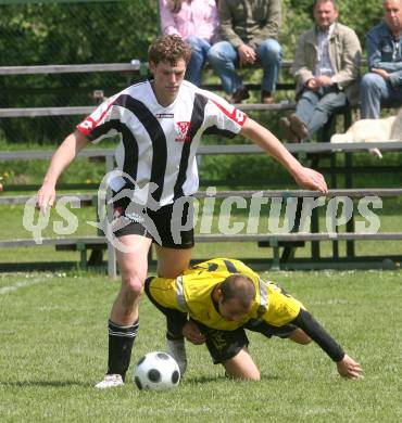 Fussball 1. Klasse B. SV Falle Maria Gail gegen ESV Admira Villach. Daniel Hohensasser (Maria Gail), Daniel Aichholzer (Admira Villach). Maria Gail, am 3.5.2009.
Foto: Kuess
---
pressefotos, pressefotografie, kuess, qs, qspictures, sport, bild, bilder, bilddatenbank