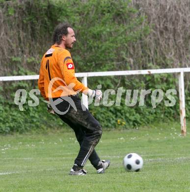 Fussball 1. Klasse B. SV Falle Maria Gail gegen ESV Admira Villach. Alfons Murrer (Admira Villach). Maria Gail, am 3.5.2009.
Foto: Kuess
---
pressefotos, pressefotografie, kuess, qs, qspictures, sport, bild, bilder, bilddatenbank