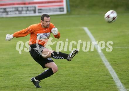 Fussball. Regionalliga. SV Feldkirchen gegen GAK. Wolfgang Ott (Feldkirchen), (GAK). Feldkirchen, 8.5.2009. 
Foto: Kuess 

---
pressefotos, pressefotografie, kuess, qs, qspictures, sport, bild, bilder, bilddatenbank