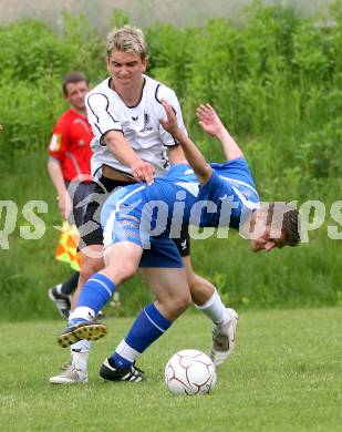 Fussball. Kaerntner Liga. SK Austria Kelag Kärnten 1b gegen VSV. Pucker Peter (Austria Kaernten), Drmac Ivan (VSV). Poggersdorf, 9.5.2009. 
Foto: Kuess

---
pressefotos, pressefotografie, kuess, qs, qspictures, sport, bild, bilder, bilddatenbank