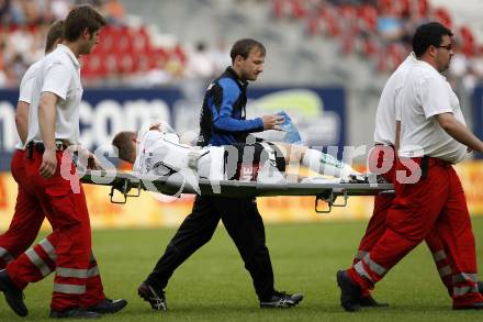 Fussball. Tipp3-Bundesliga. SK Austria Kelag Kaernten  gegen Kapfenberger SV. Thomas Hinum wird mit der Trage verletzt abtransportiert. Klagenfurt, 9.5.2009. 
Foto: Kuess

---
pressefotos, pressefotografie, kuess, qs, qspictures, sport, bild, bilder, bilddatenbank