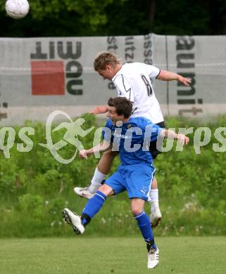 Fussball. Kaerntner Liga. SK Austria Kelag Kärnten 1b gegen VSV. Pucker Peter (Austria Kaernten), Orter Andreas (VSV). Poggersdorf, 9.5.2009. 
Foto: Kuess

---
pressefotos, pressefotografie, kuess, qs, qspictures, sport, bild, bilder, bilddatenbank