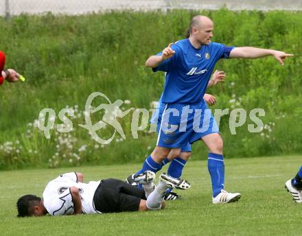 Fussball. Kaerntner Liga. SK Austria Kelag Kärnten 1b gegen VSV. Erkara Ertürk (Austria Kaernten), Morak Andreas  (VSV). Poggersdorf, 9.5.2009. 
Foto: Kuess

---
pressefotos, pressefotografie, kuess, qs, qspictures, sport, bild, bilder, bilddatenbank