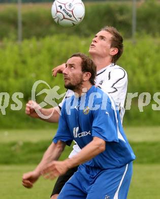 Fussball. Kaerntner Liga. SK Austria Kelag Kärnten 1b gegen VSV. Sollbauer Michael (Austria Kaernten), Prettenthaler Rene (VSV). Poggersdorf, 9.5.2009. 
Foto: Kuess

---
pressefotos, pressefotografie, kuess, qs, qspictures, sport, bild, bilder, bilddatenbank