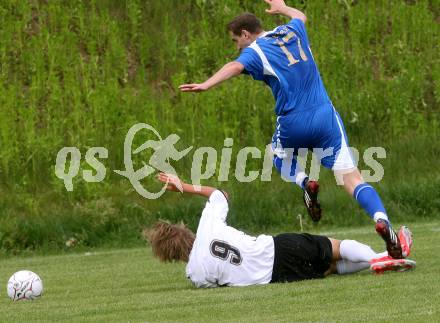 Fussball. Kaerntner Liga. SK Austria Kelag Kärnten 1b gegen VSV. Ritzmaier Marcel (Austria Kaernten), Greile Daniel (VSV). Poggersdorf, 9.5.2009. 
Foto: Kuess

---
pressefotos, pressefotografie, kuess, qs, qspictures, sport, bild, bilder, bilddatenbank