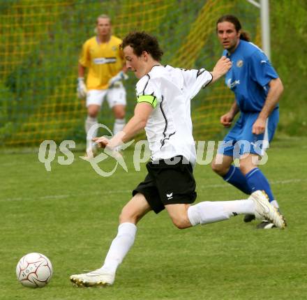 Fussball. Kaerntner Liga. SK Austria Kelag Kärnten 1b gegen VSV. Kröpfl Mario  (Austria Kaernten), Schuri Arno (VSV). Poggersdorf, 9.5.2009. 
Foto: Kuess

---
pressefotos, pressefotografie, kuess, qs, qspictures, sport, bild, bilder, bilddatenbank