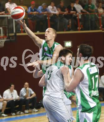 Basketball Kaerntner Liga. Finale. Woerthersee Piraten gegen KOS. Bernhard Weber (Piraten), Davor Sattler (KOS). Klagenfurt, am 10.5.2009.
Foto: Kuess
---
pressefotos, pressefotografie, kuess, qs, qspictures, sport, bild, bilder, bilddatenbank