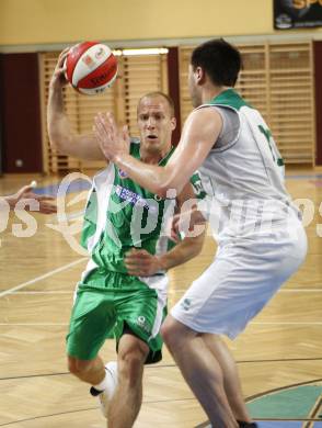 Basketball Kaerntner Liga. Finale. Woerthersee Piraten gegen KOS. Bernhard Weber (Piraten), Davor Sattler (KOS). Klagenfurt, am 10.5.2009.
Foto: Kuess
---
pressefotos, pressefotografie, kuess, qs, qspictures, sport, bild, bilder, bilddatenbank