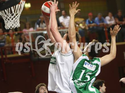 Basketball Kaerntner Liga. Finale. Woerthersee Piraten gegen KOS. Rasid Mahalbasic (Piraten), Ziga Fermentin (KOS). Klagenfurt, am 10.5.2009.
Foto: Kuess
---
pressefotos, pressefotografie, kuess, qs, qspictures, sport, bild, bilder, bilddatenbank