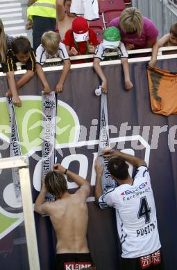 Fussball. Tipp3-Bundesliga. SK Austria Kelag Kaernten gegen SV Josko Ried. Stefan Hierlaender und Oliver Pusztai schreiben Autogramme.  Klagenfurt, 21.5.2009. 
Foto: Kuess

---
pressefotos, pressefotografie, kuess, qs, qspictures, sport, bild, bilder, bilddatenbank