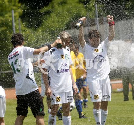 Fussball. Kaerntner Liga. SV ASKÖ Sittersdorf gegen SC St. Stefan/Lav., Jubel, Sektdusche, Christian Sablatnig ( St. Stefan/Lav.). Sittersdorf, 21.5.2009. 
Foto: Kuess

---
pressefotos, pressefotografie, kuess, qs, qspictures, sport, bild, bilder, bilddatenbank