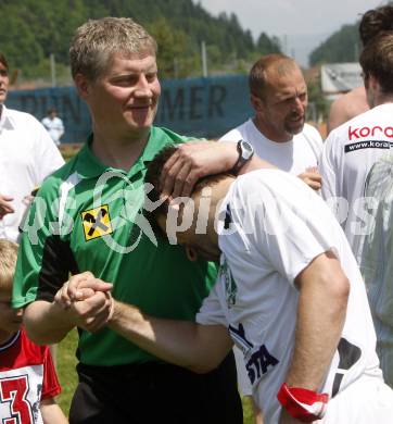 Fussball. Kaerntner Liga. SV ASKÖ Sittersdorf gegen SC St. Stefan/Lav., Jubel Trainer Johann Dorner, Christian Sablatnig ( St. Stefan/Lav.). Sittersdorf, 21.5.2009. 
Foto: Kuess

---
pressefotos, pressefotografie, kuess, qs, qspictures, sport, bild, bilder, bilddatenbank