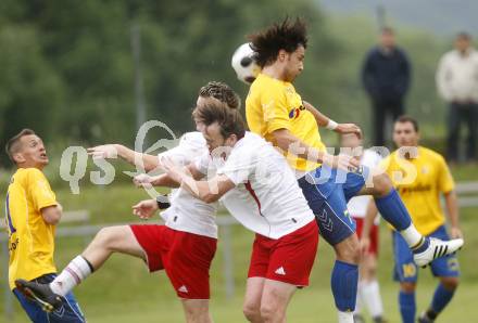 Fussball Kaerntner Liga. Sittersdorf gegen Nussdorf. Zeljko Spasojevic, Bernhard Ruediger Kitz (Sittersdorf),  Igo Pranter, Ibel Alempic (Nussdorf). Sittersdorf, am 30.5.2009.
Foto: Kuess
---
pressefotos, pressefotografie, kuess, qs, qspictures, sport, bild, bilder, bilddatenbank