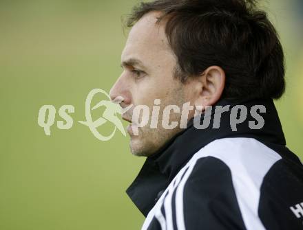 Fussball Kaerntner Liga. SV ASKOE Sittersdorf gegen FC WR Nussdorf/Debant. Trainer Martin Lovric (Nussdorf). Sittersdorf, am 30.5.2009.
Foto: Kuess
---
pressefotos, pressefotografie, kuess, qs, qspictures, sport, bild, bilder, bilddatenbank