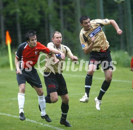 Fussball Unterliga Ost. DSG Sele Zell gegen FC Welzenegg. Alois Sadjak, Daniel Cumurdzic (Zell). Blendi Bilali (Welzenegg). Zell, am 30.5.2009.
Foto: Kuess
---
pressefotos, pressefotografie, kuess, qs, qspictures, sport, bild, bilder, bilddatenbank