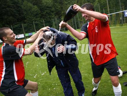 Fussball Unterliga Ost. Zell Pfare gegen Welzenegg. Meisterjubel Welzenegg. Sektdusche fuer den Trainer. Zell, am 30.5.2009.
Foto: Kuess
---
pressefotos, pressefotografie, kuess, qs, qspictures, sport, bild, bilder, bilddatenbank