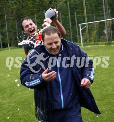 Fussball Unterliga Ost. Zell Pfare gegen Welzenegg. Meisterjubel Welzenegg. Sektdusche fuer den Trainer. Zell, am 30.5.2009.
Foto: Kuess
---
pressefotos, pressefotografie, kuess, qs, qspictures, sport, bild, bilder, bilddatenbank