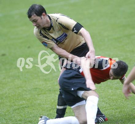 Fussball Unterliga Ost. DSG Sele Zell gegen FC Welzenegg. Peter Oraze (Zell). Haris Malkoc (Welzenegg). Zell, am 30.5.2009.
Foto: Kuess
---
pressefotos, pressefotografie, kuess, qs, qspictures, sport, bild, bilder, bilddatenbank