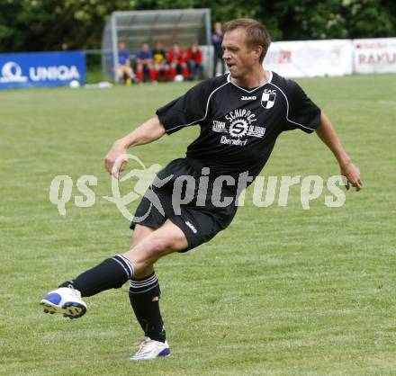 Fussball 1. KLasse D. Mannschaftsfoto Eberndorfer AC. Samo Vidovic (Eberndorf). St. Margarethen/Ros., am 6.6.2009.
Foto: Kuess
---
pressefotos, pressefotografie, kuess, qs, qspictures, sport, bild, bilder, bilddatenbank