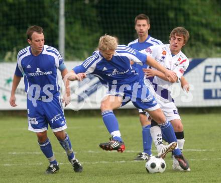 Fussball Regionalliga. SAK gegen FC St. Veit. Grega Triplat (SAK), Michael Mulyk, Johannes Isopp (St. Veit). Klagenfurt, am 6.6.2009.
Foto: Kuess
---
pressefotos, pressefotografie, kuess, qs, qspictures, sport, bild, bilder, bilddatenbank