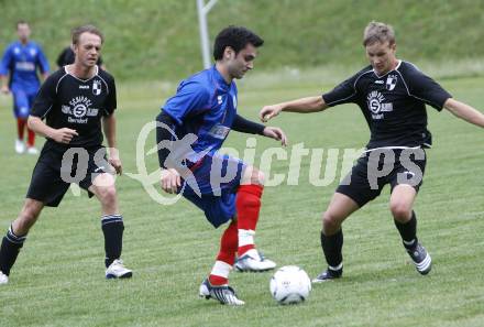 Fussball 1. KLasse D. Mannschaftsfoto Eberndorfer AC. Aljosa Koljundzic (St. Margarethen), Samo Vidovic, Marco Krainz (Eberndorf). St. Margarethen/Ros., am 6.6.2009.
Foto: Kuess
---
pressefotos, pressefotografie, kuess, qs, qspictures, sport, bild, bilder, bilddatenbank