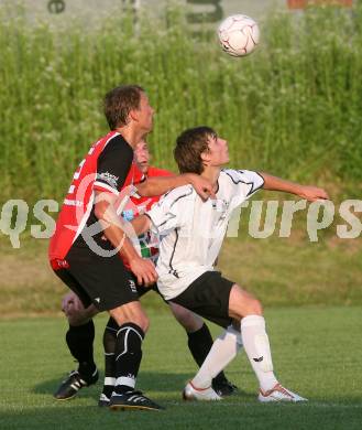 Fussball. Kaerntner Liga. SK Austria Kelag Kaernten 1b gegen SK St. Andrae/Lavanttal 1b. Orgonyi Jakob (Austria Kaernten), Grassler Herbert  (St. Andrae).  Poggersdorf, 10.6.2009. 
Foto: Kuess

---
pressefotos, pressefotografie, kuess, qs, qspictures, sport, bild, bilder, bilddatenbank