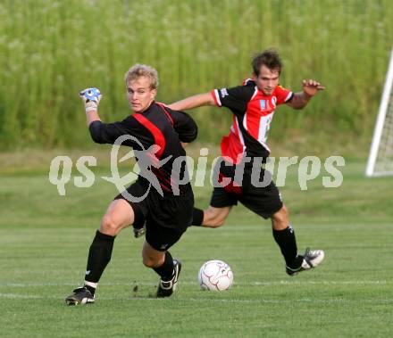 Fussball. Kaerntner Liga. SK Austria Kelag Kaernten 1b gegen SK St. Andrae/Lavanttal 1b. Baumgartner Marc (Austria Kaernten), Sauerschnig Christopher (St. Andrae).  Poggersdorf, 10.6.2009. 
Foto: Kuess

---
pressefotos, pressefotografie, kuess, qs, qspictures, sport, bild, bilder, bilddatenbank