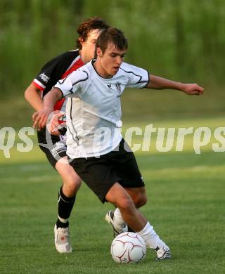 Fussball. Kaerntner Liga. SK Austria Kelag Kaernten 1b gegen SK St. Andrae/Lavanttal 1b. Ritzmaier Christian (Austria Kaernten), Ellersdorfer Mario (St. Andrae).  Poggersdorf, 10.6.2009. 
Foto: Kuess

---
pressefotos, pressefotografie, kuess, qs, qspictures, sport, bild, bilder, bilddatenbank