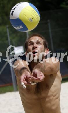 Beachvolleyball. Oesterreichische Akademische Meisterschaften. Johann Hansi Huber. Klagenfurt, am 11.6.2009.
Foto: Kuess
---
pressefotos, pressefotografie, kuess, qs, qspictures, sport, bild, bilder, bilddatenbank