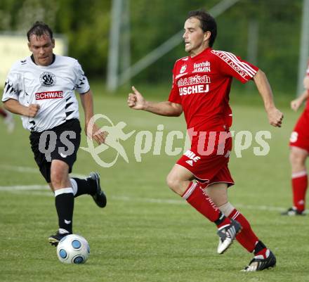 Fussball Unterliga Ost. St. Michael/Bleiburg gegen Kuehnsdorf. Peter Stocko (St. Michael), Helmut Martin Knabl (Kuensdorf). St. Michael/Bleiburg, am 12.6.2009.
Foto: Kuess
---
pressefotos, pressefotografie, kuess, qs, qspictures, sport, bild, bilder, bilddatenbank