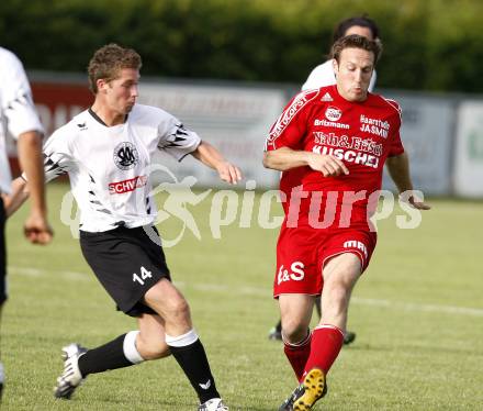 Fussball Unterliga Ost. ASKOE St. Michael/Bleiburg gegen SK Kuehnsdorf. Dominik Malej (St. Michael), Udo Christopher Karner (Kuehnsdorf). St. Michael, am 12.6.2009.
Foto: Kuess
---
pressefotos, pressefotografie, kuess, qs, qspictures, sport, bild, bilder, bilddatenbank