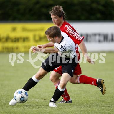 Fussball Unterliga Ost. St. Michael/Bleiburg gegen Kuehnsdorf. Hannes Razdevsek (St. Michael), Thomas Wintschnig (Kuensdorf). St. Michael/Bleiburg, am 12.6.2009.
Foto: Kuess
---
pressefotos, pressefotografie, kuess, qs, qspictures, sport, bild, bilder, bilddatenbank