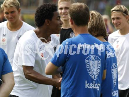 Fussball Bundesliga. Trainingsbeginn SK Austria Kaernten. Sandro kommt zu spaet. Moosburg, am 15.6.2009.
Foto: Kuess
---
pressefotos, pressefotografie, kuess, qs, qspictures, sport, bild, bilder, bilddatenbank