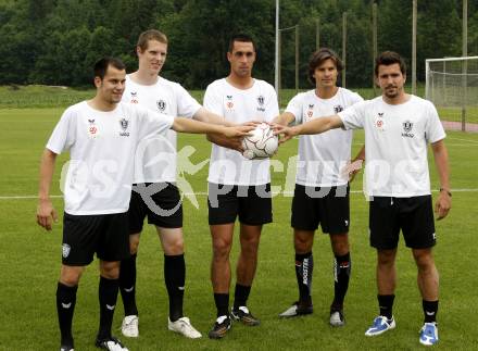 Fussball Bundesliga. Trainingsbeginn SK Austria Kaernten. Leonhard Kaufmann, Daniel Gramann, Martin Zivny,  Jocelyn Blanchard, Fernando Troyansky. Moosburg, am 15.6.2009.
Foto: Kuess
---
pressefotos, pressefotografie, kuess, qs, qspictures, sport, bild, bilder, bilddatenbank