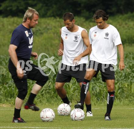 Fussball Bundesliga. Trainingsbeginn SK Austria Kaernten. Andreas Schranz, Oliver Pusztai, Jocelyn Blanchard. Moosburg, am 15.6.2009.
Foto: Kuess
---
pressefotos, pressefotografie, kuess, qs, qspictures, sport, bild, bilder, bilddatenbank