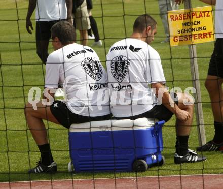 Fussball Bundesliga. Trainingsbeginn SK Austria Kaernten. Masseur Bernd Sterniczky, Marco Salvatore. Moosburg, am 15.6.2009.
Foto: Kuess
---
pressefotos, pressefotografie, kuess, qs, qspictures, sport, bild, bilder, bilddatenbank