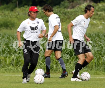 Fussball Bundesliga. Trainingsbeginn SK Austria Kaernten. Trainer Frenkie Schinkels, Jocelyn Blanchard, Christian Prawda. Moosburg, am 15.6.2009.
Foto: Kuess
---
pressefotos, pressefotografie, kuess, qs, qspictures, sport, bild, bilder, bilddatenbank