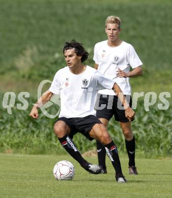 Fussball Bundesliga. Trainingsbeginn SK Austria Kaernten. Jocelyn Blanchard, Thomas Hinum. Moosburg, am 15.6.2009.
Foto: Kuess
---
pressefotos, pressefotografie, kuess, qs, qspictures, sport, bild, bilder, bilddatenbank