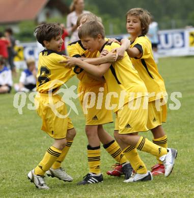 Fussball Volksschulcup. Knabenfinale. VS Voelkermarkt (Franz Mettinger Schule) gegen VS Hermagor. Torjubel VS Voelkermarkt. Steinfeld, am 16.6.2009.
Foto: Kuess
---
pressefotos, pressefotografie, kuess, qs, qspictures, sport, bild, bilder, bilddatenbank